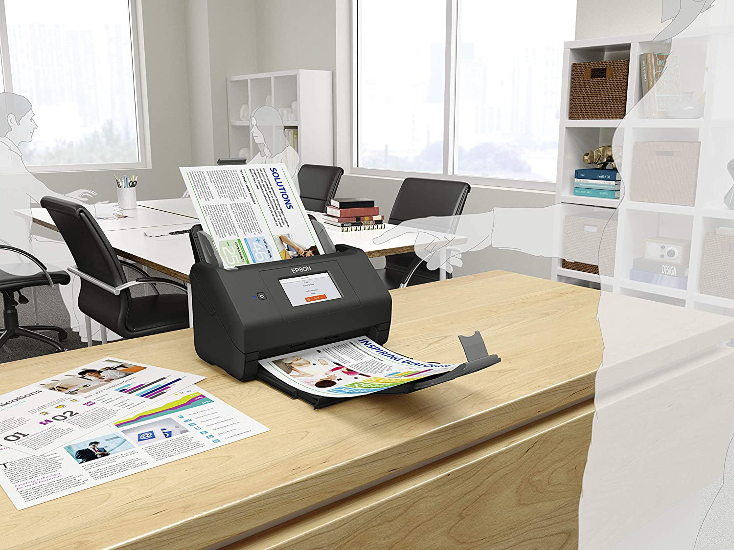 Zwarte printer die documenten scant op een houten bureau in een kantoor.