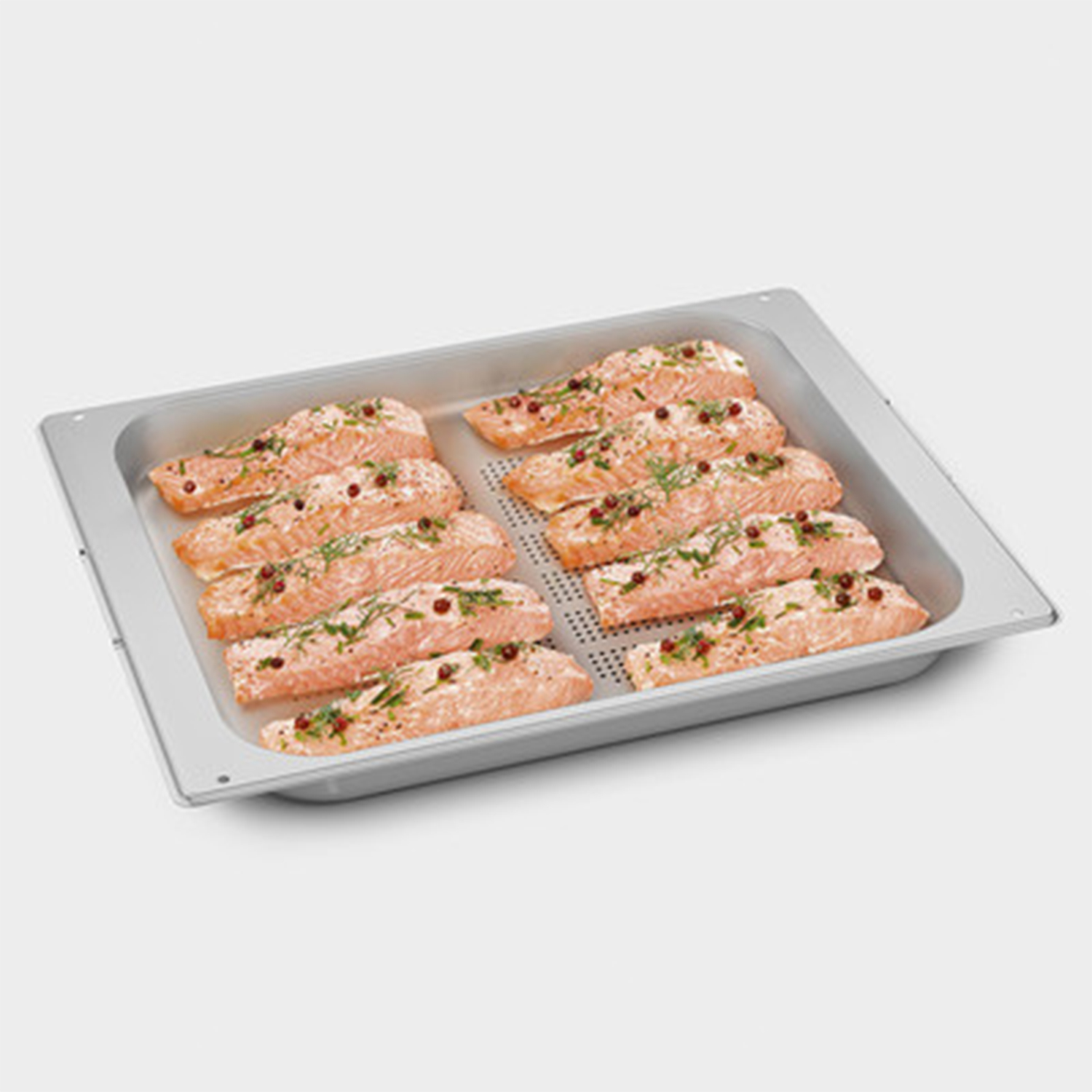 Un vassoio di metallo con filetti di salmone. Il salmone è leggermente condito con erbe.