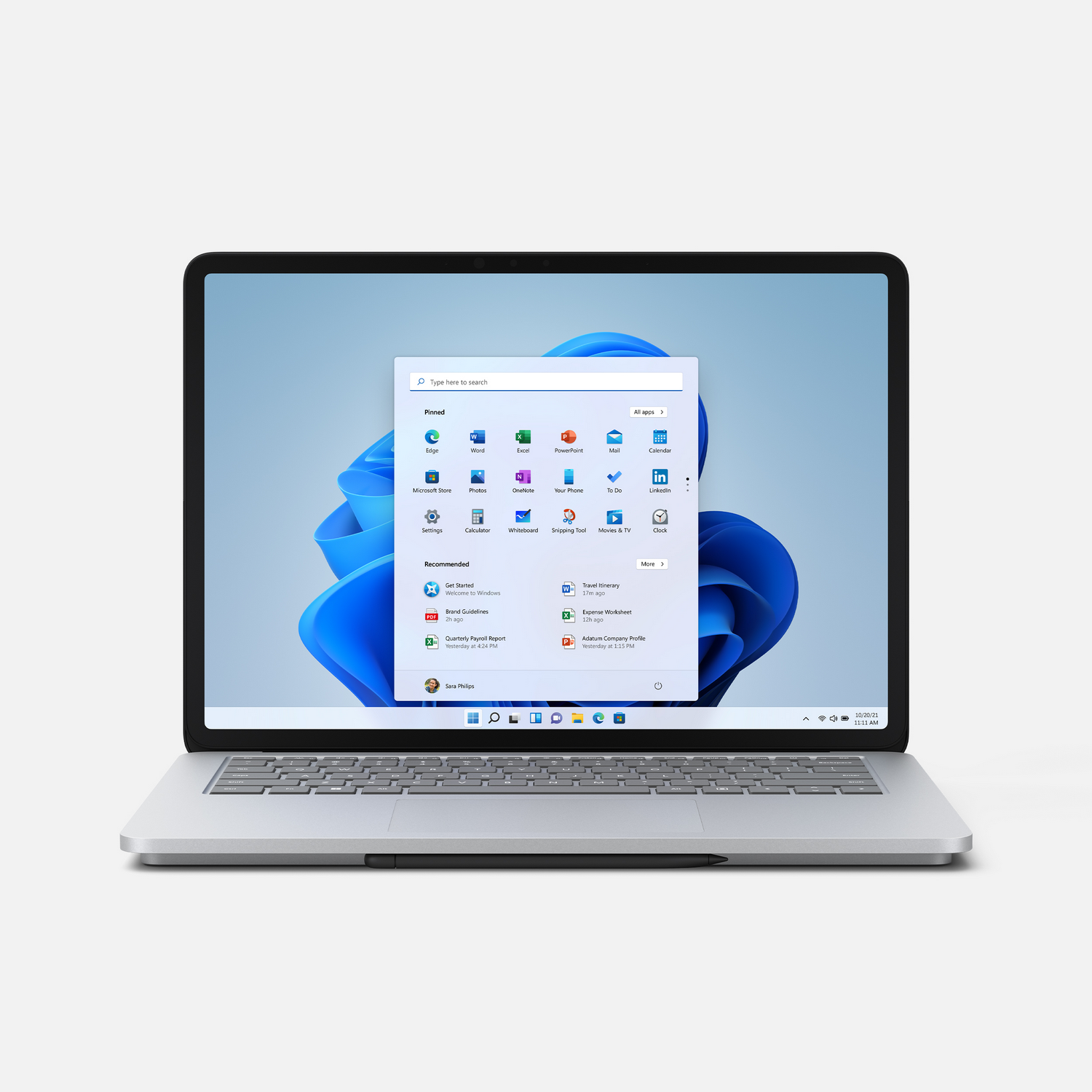 Ordenador portátil con interfaz de Windows 11. Los iconos de las aplicaciones son visibles. Fondo blanco.