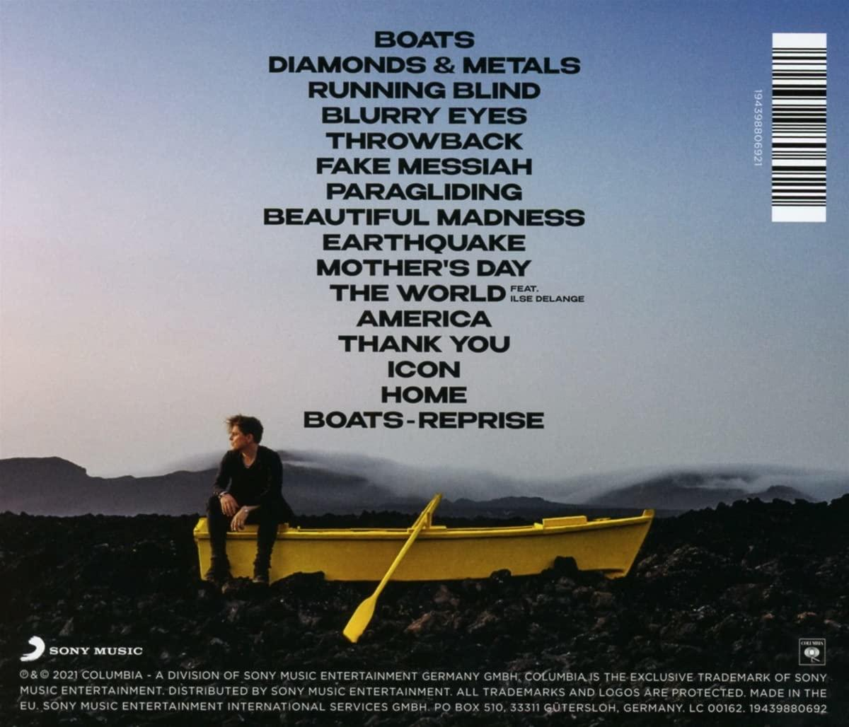 CD-Cover. Gelbes Boot mit einem Mann. Text auf der Rückseite: Songtitel und Künstlerinfo.