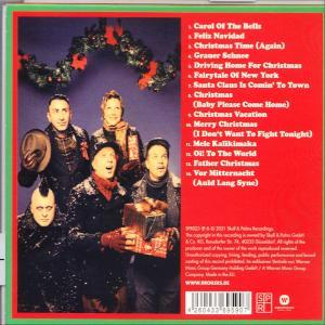 Band posiert mit Schnee und Geschenken. Weihnachtsthema mit Songtiteln auf rotem Hintergrund.