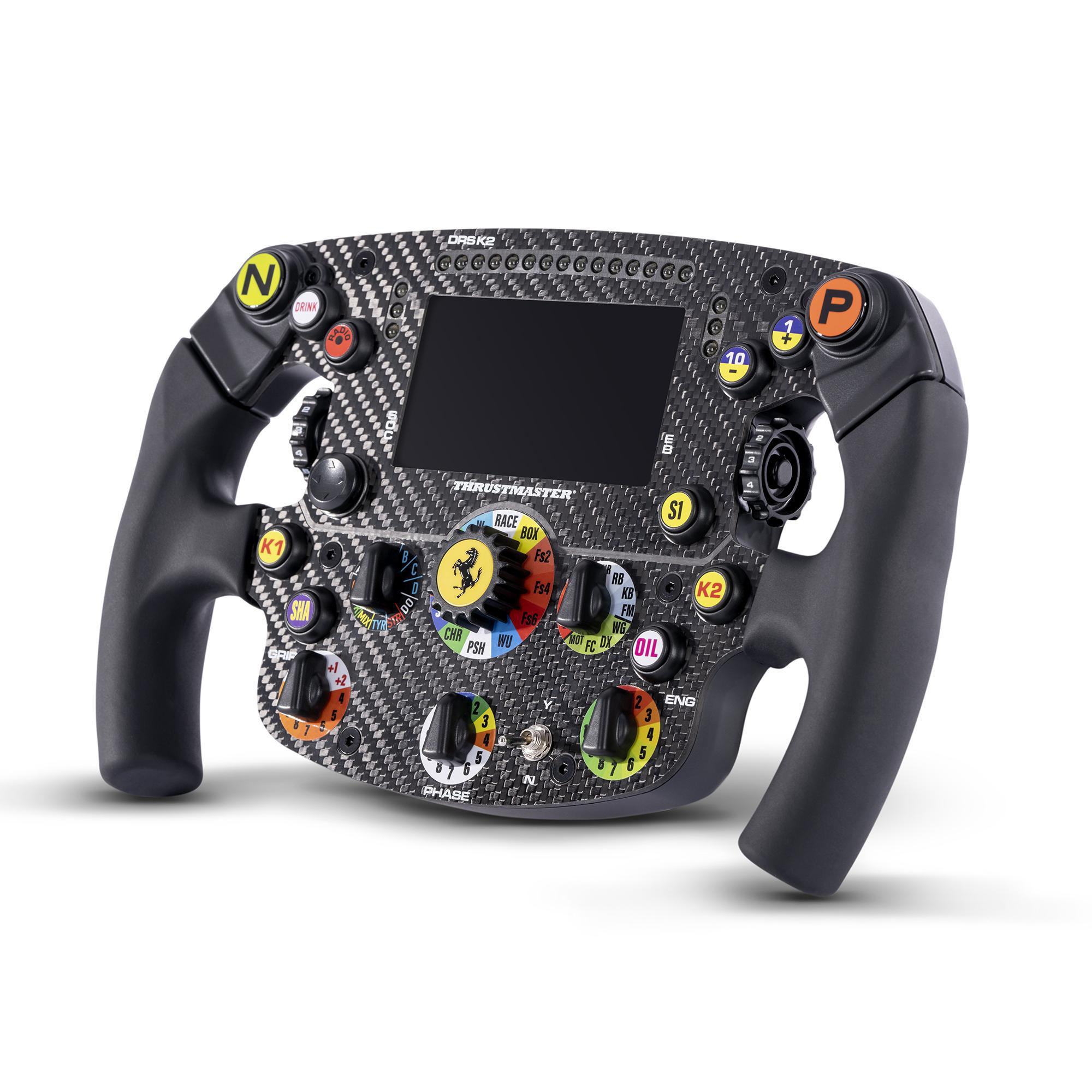 Ein Formel-1-Lenkrad mit Knöpfen, Display und Carbonfaser-Design vor weißem Hintergrund.