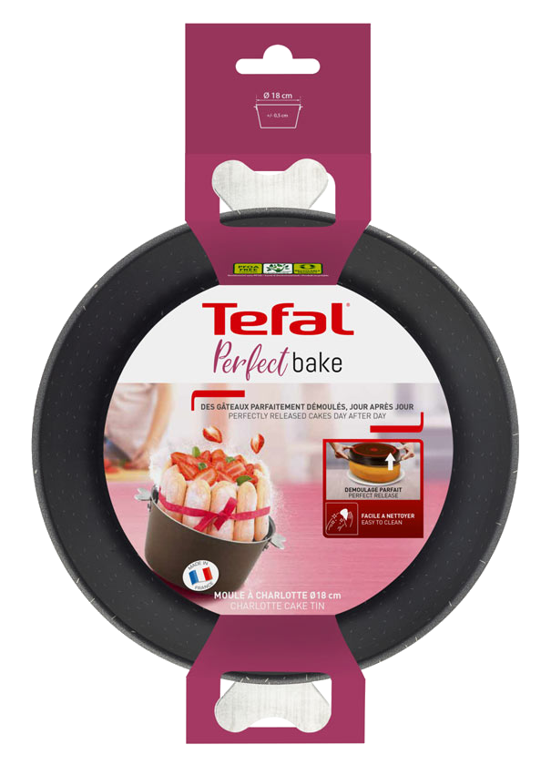Fekete tortaforma tortával, dobozba csomagolva, szöveggel és logóval.