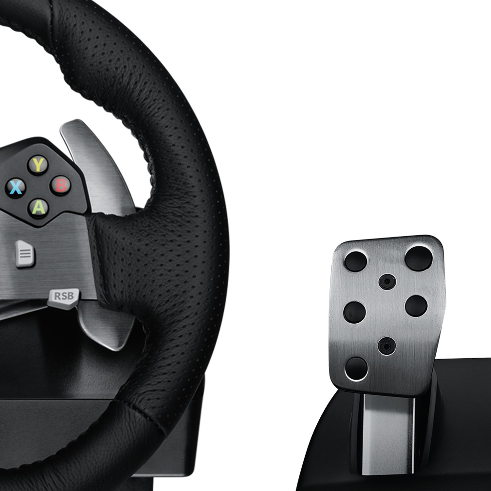 Volant de jeu avec cuir noir, boutons et une pédale argentée. Fond blanc.