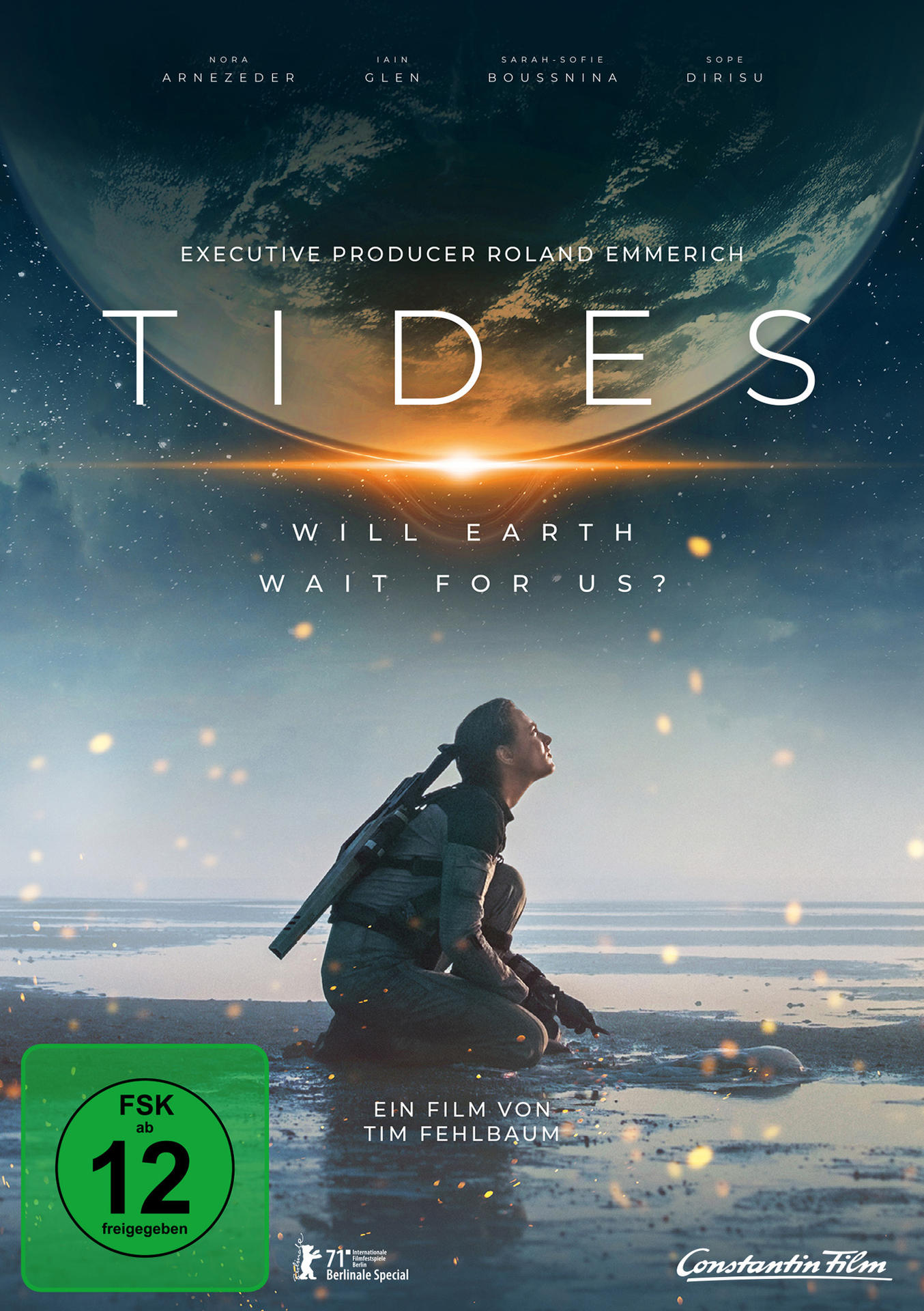 Filmposter von Tides, mit einer Frau, die in den Weltraum blickt, einem Planeten und Text.