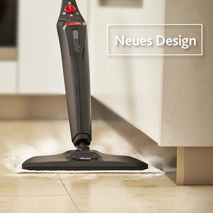 Dampfmopp reinigt Fliesenboden, weißer Schrank im Hintergrund.