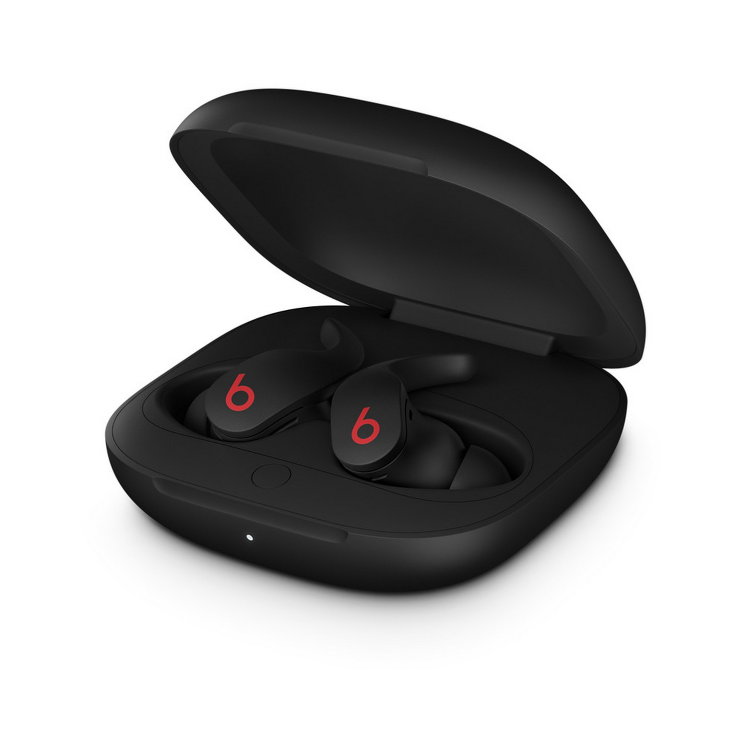 Auriculares Beats negros en un estuche de carga negro, abierto y en ángulo.