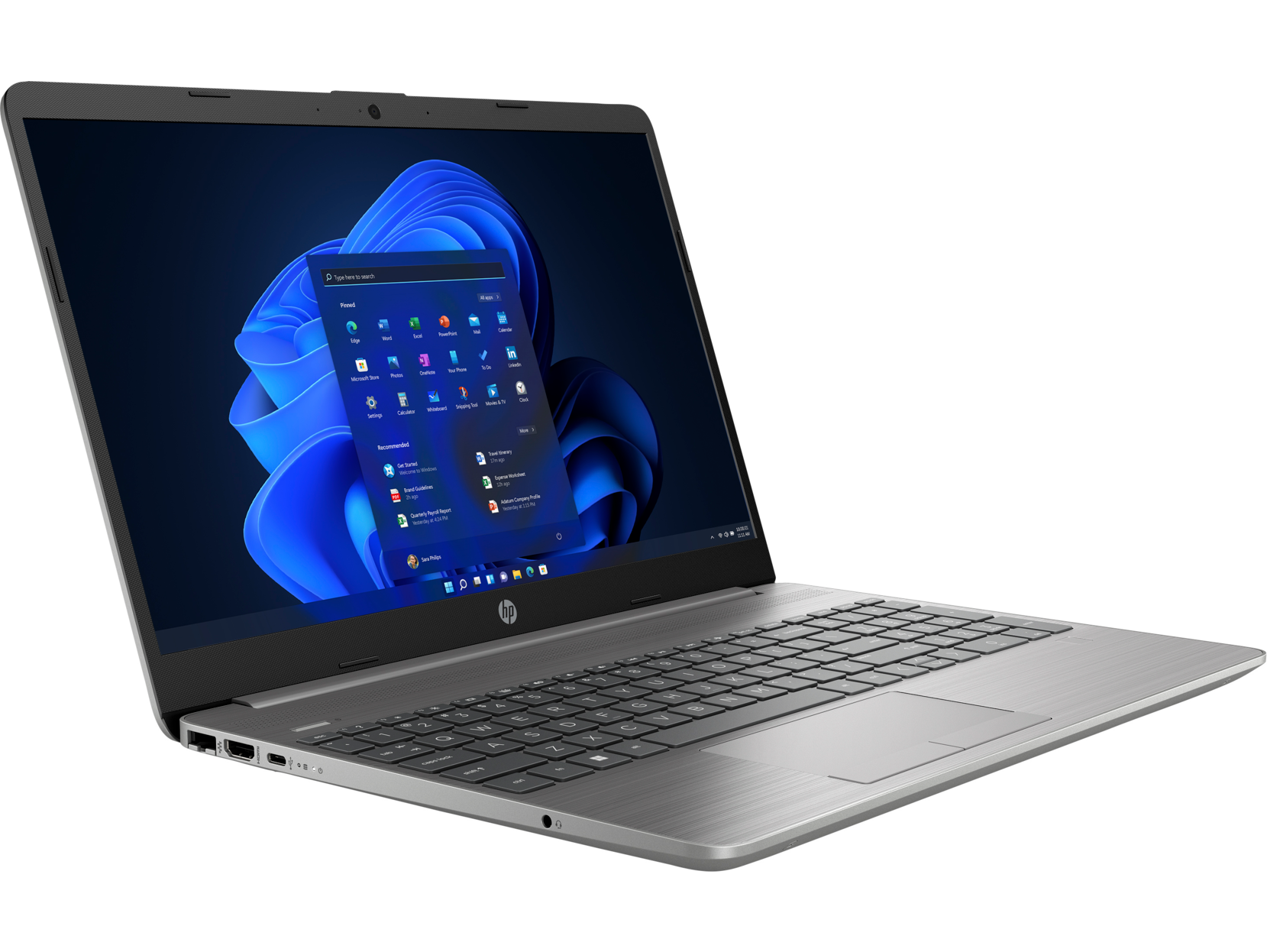 Un portátil HP plateado y negro abierto sobre una mesa. La pantalla muestra Windows 11.