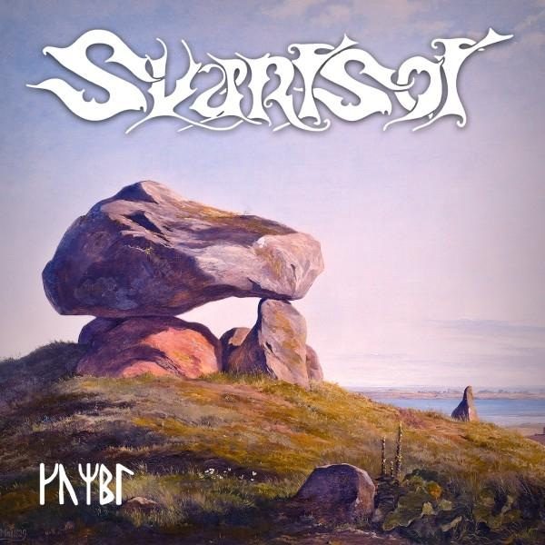 Tájfestmény egy nagy kőformációval. Felette az ég, a háttérben a tenger. A 'Svartisol' és 'PAYBR' feliratok láthatók.