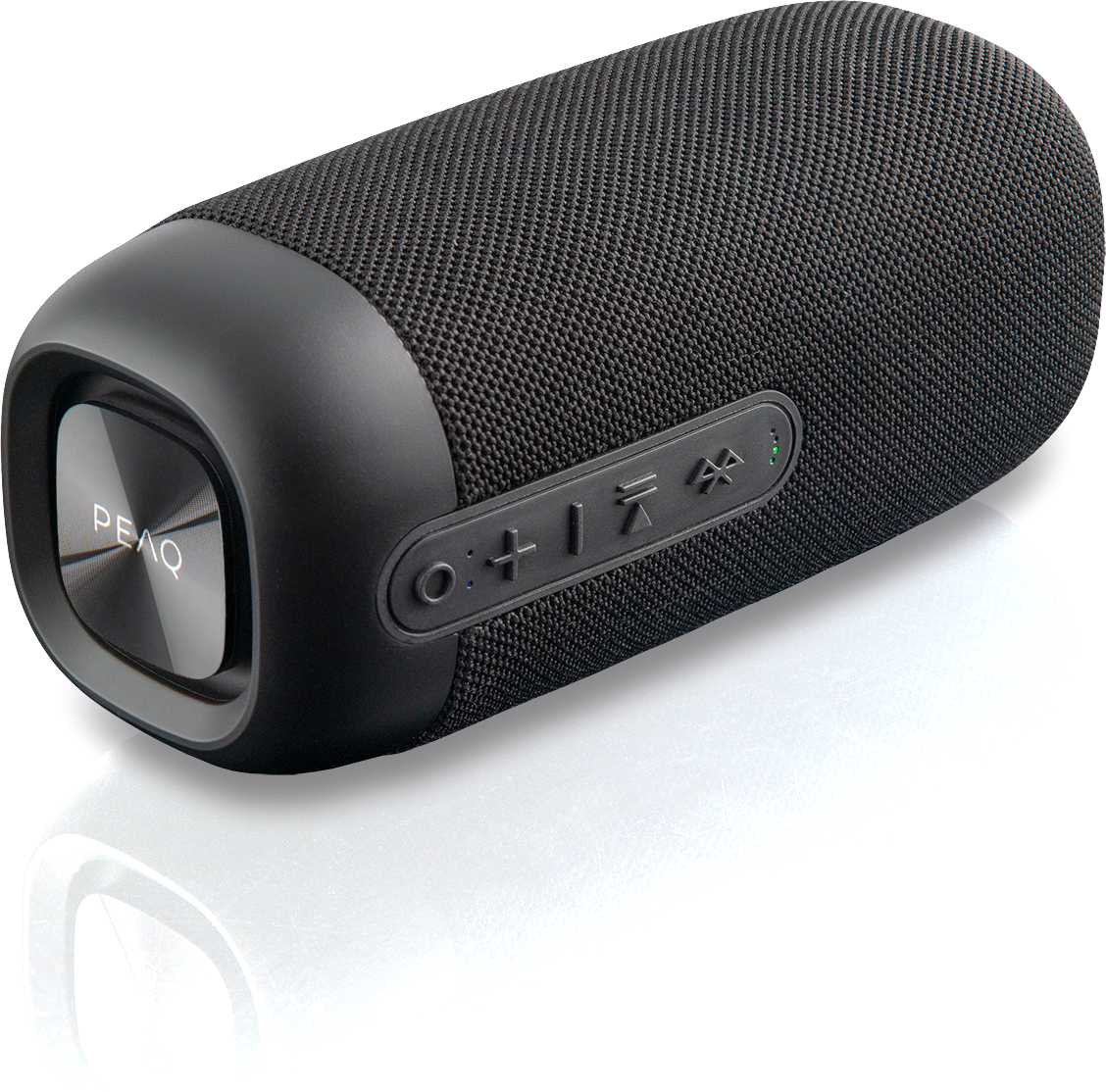 Schwarzer Lautsprecher mit Mesh-Front, PEAQ-Logo und Bedientasten auf weißer Oberfläche.