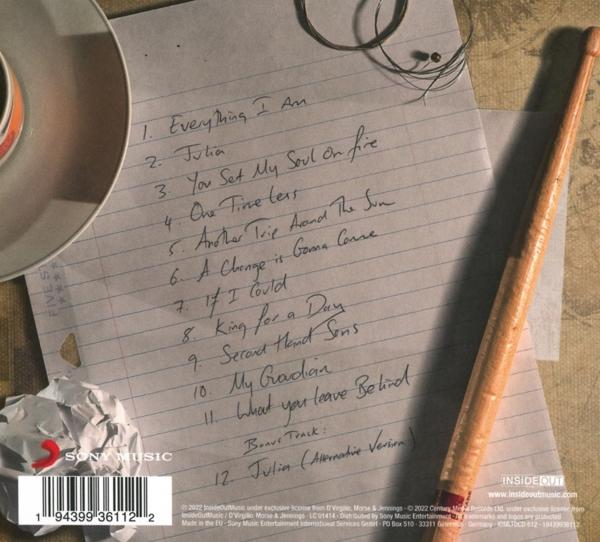 Eine handschriftliche Titelliste auf Papier, mit einem Drumstick und einem Sony Music-Logo. Weißer Hintergrund.