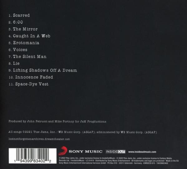 Eine CD mit Titelliste auf dunklem Hintergrund.