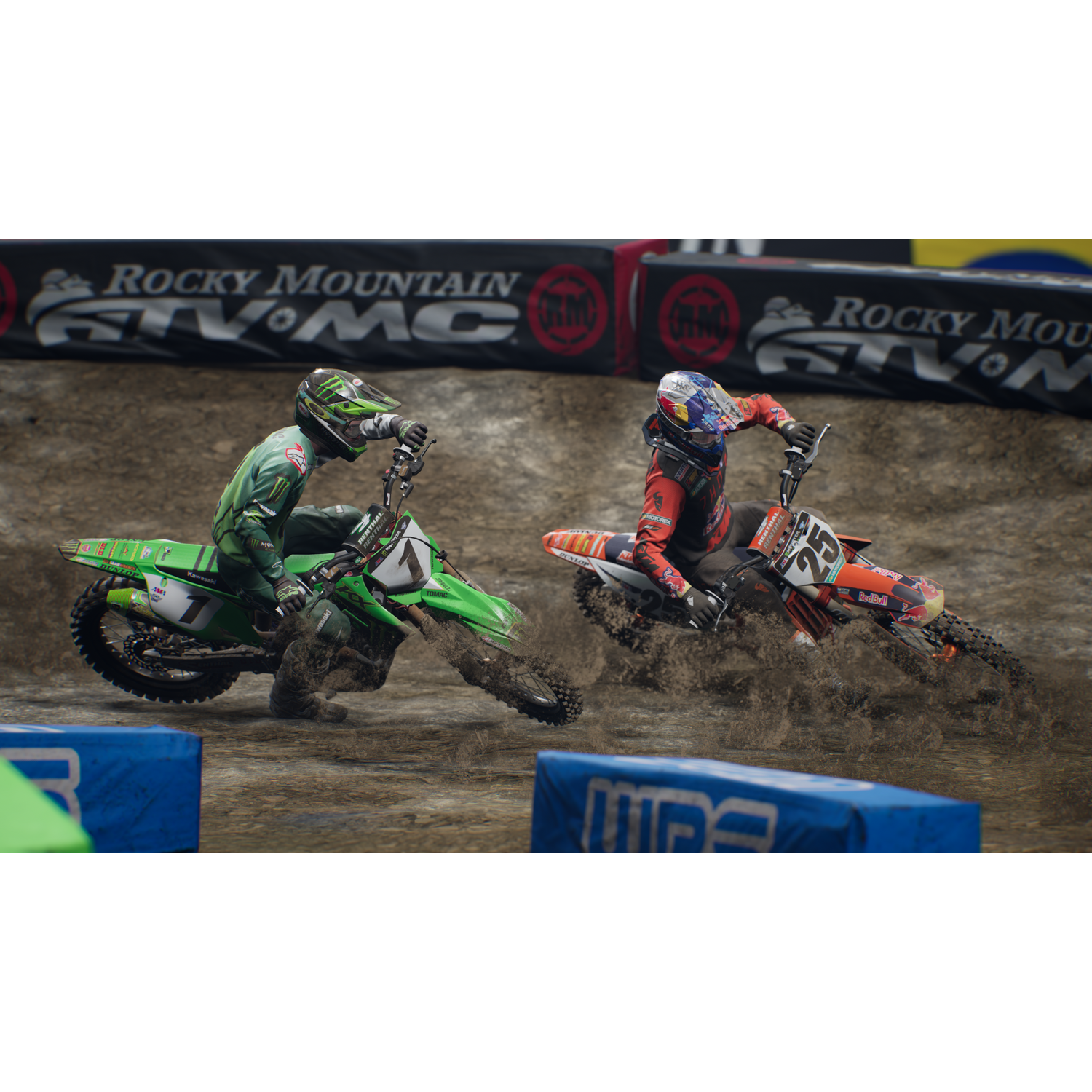 Carrera de motocross con dos pilotos. Motos verdes y rojas. Barro y tierra volando.