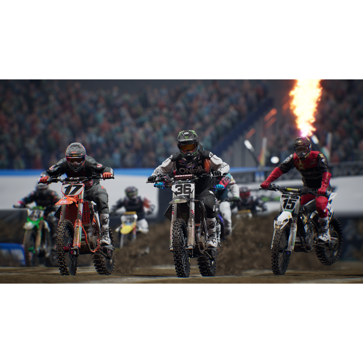 Pilotos de motocross en motos compiten en una pista de tierra. Espectadores en el fondo.
