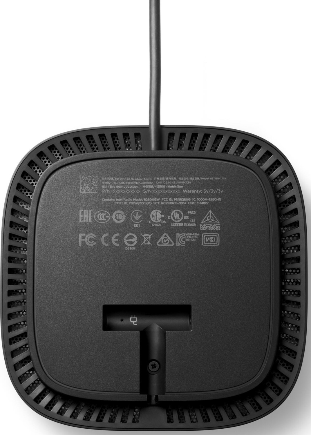 Fond noir de l'appareil avec aérations, étiquette et port d'alimentation. Un câble noir sort de l'appareil.