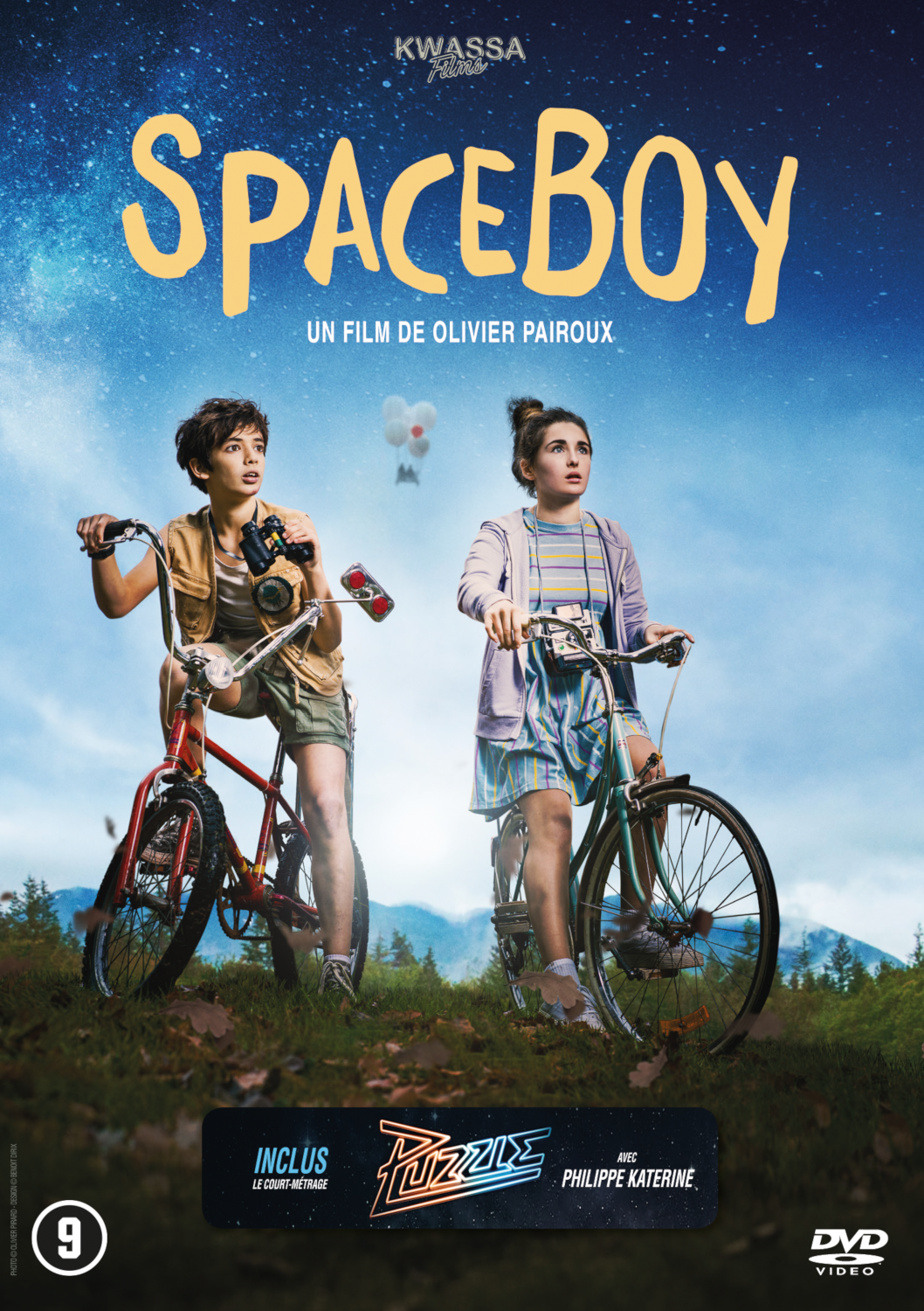 DVD hoes voor 'Spaceboy' film met twee kinderen op fietsen.