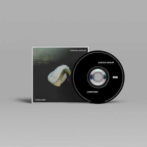 Albumcover und CD von Ludovico Einaudi's 'Underwater', mit einem Schwan auf dem Cover.