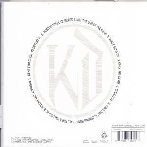 Weißes CD-Cover mit einem Textkreis, den Buchstaben K und einer Liste von Titeln drumherum.