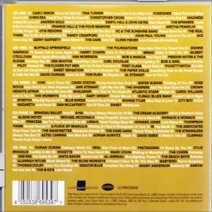 Albumcover mit Text, der verschiedene Musiker und Songs in Gelb auf goldenem Hintergrund auflistet.