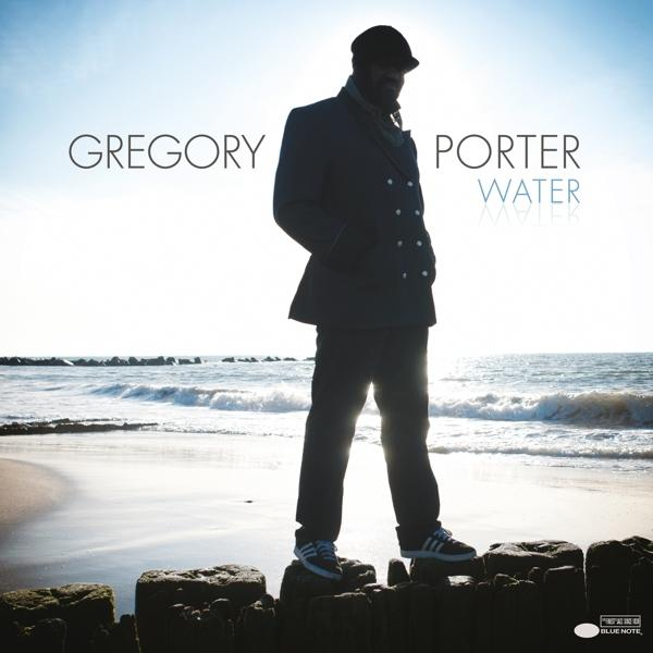 Pochette d'album de Gregory Porter sur une plage. Homme en silhouette sur des rochers, eau et ciel.