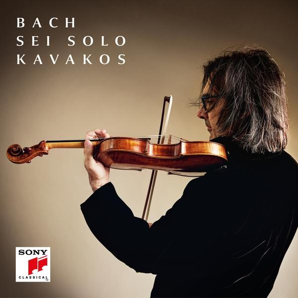 Pochette de l'album Bach Sei Solo par Kavakos. Montre un homme jouant du violon.