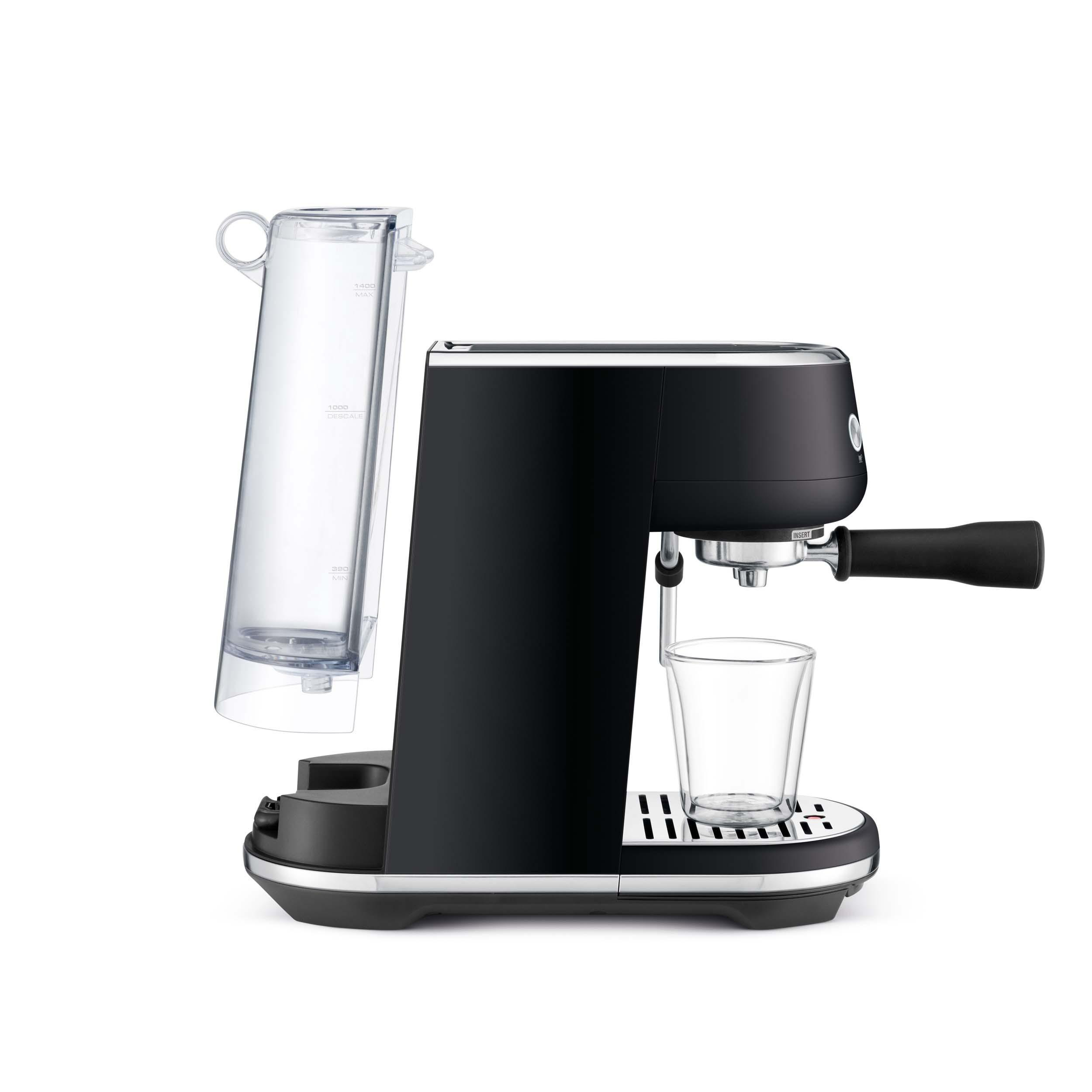 Schwarze Espressomaschine mit Wassertank und Glas.