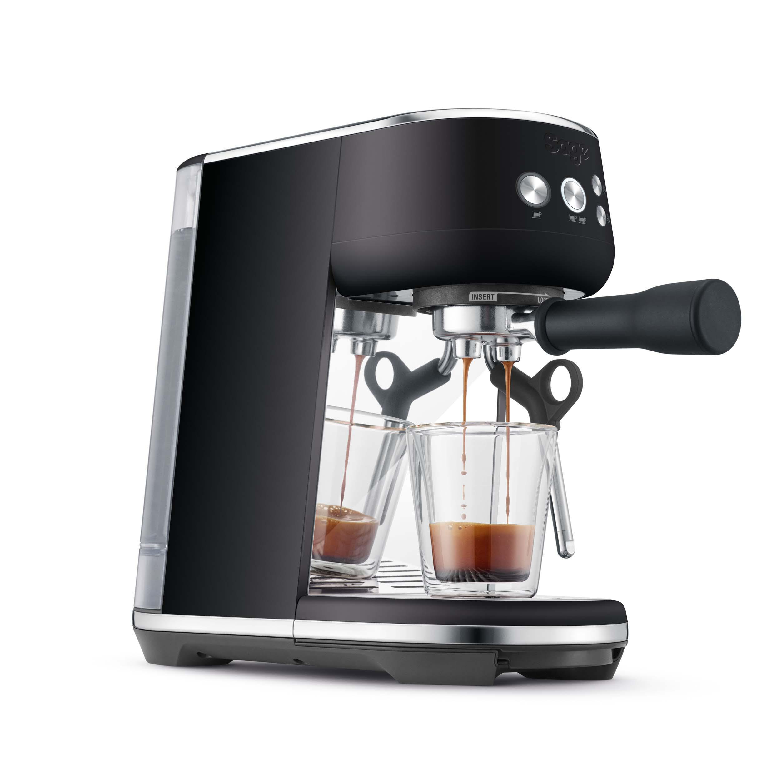 Schwarze Espressomaschine mit Chromoberfläche. Kaffee fließt in zwei Glasbecher.