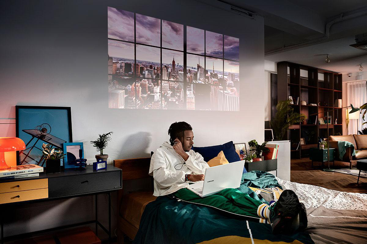 SAMSUNG The Freestyle (SP-LSP3BLAXXE) Beamer(Full-HD, 550 Lumen, WLAN)