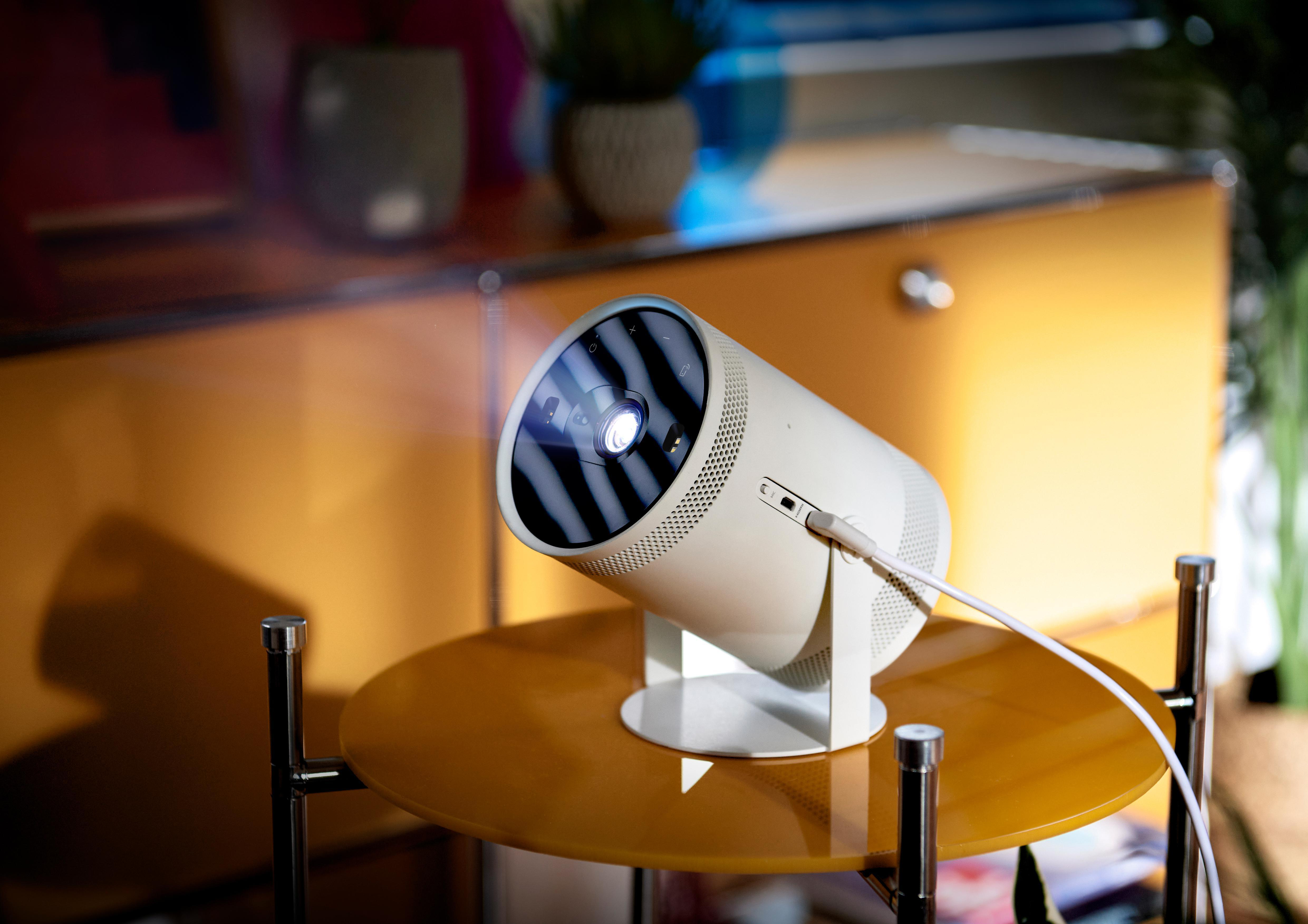 SAMSUNG The Freestyle (SP-LSP3BLAXXE) Beamer(Full-HD, 550 Lumen, WLAN)