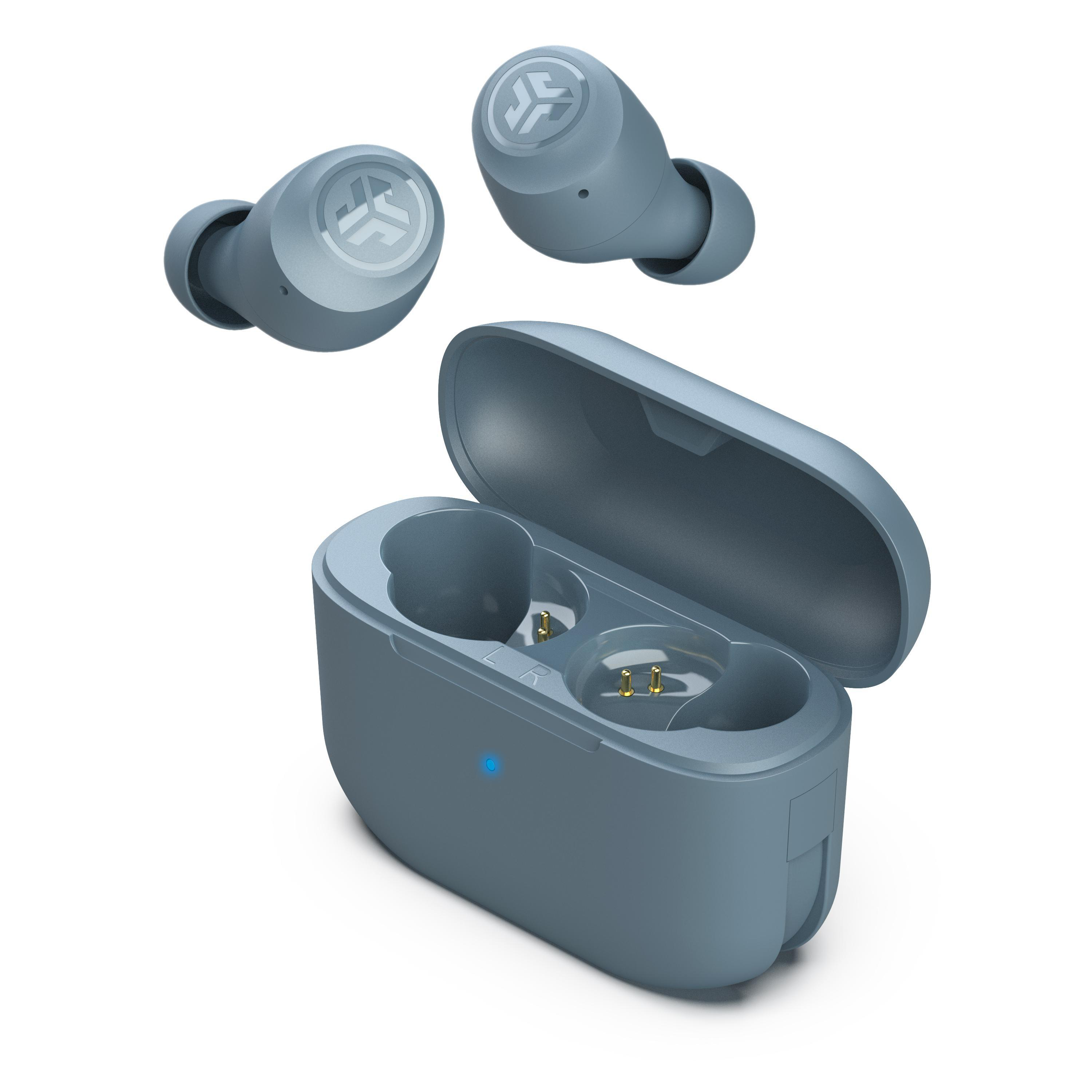 Drei blaue kabellose Ohrhörer und eine Ladehülle auf weißem Hintergrund.