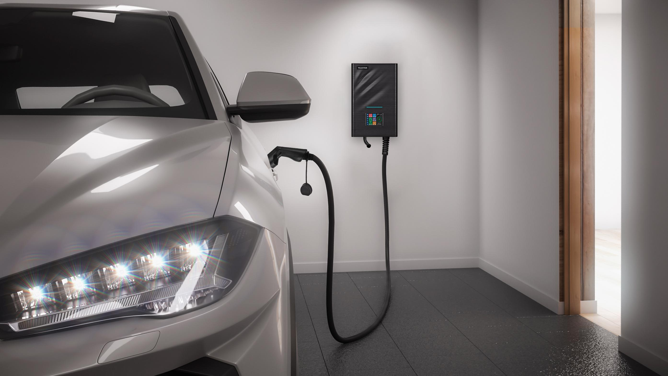 Ein Elektroauto, das in einer Garage an einer Ladestation lädt.