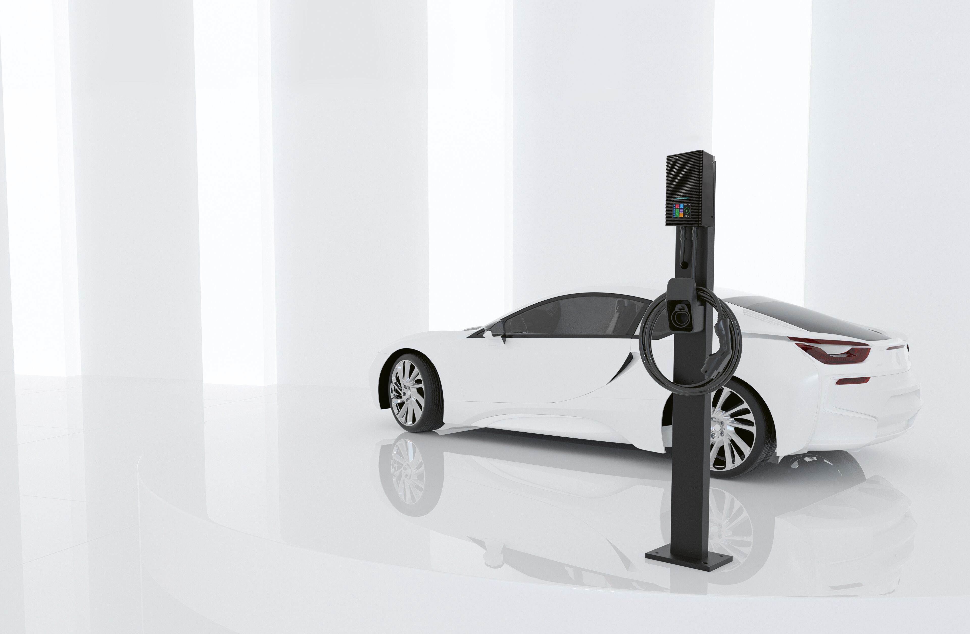 Weißes Auto mit einer schwarzen Ladestation in einem weißen Raum mit hellem Licht.