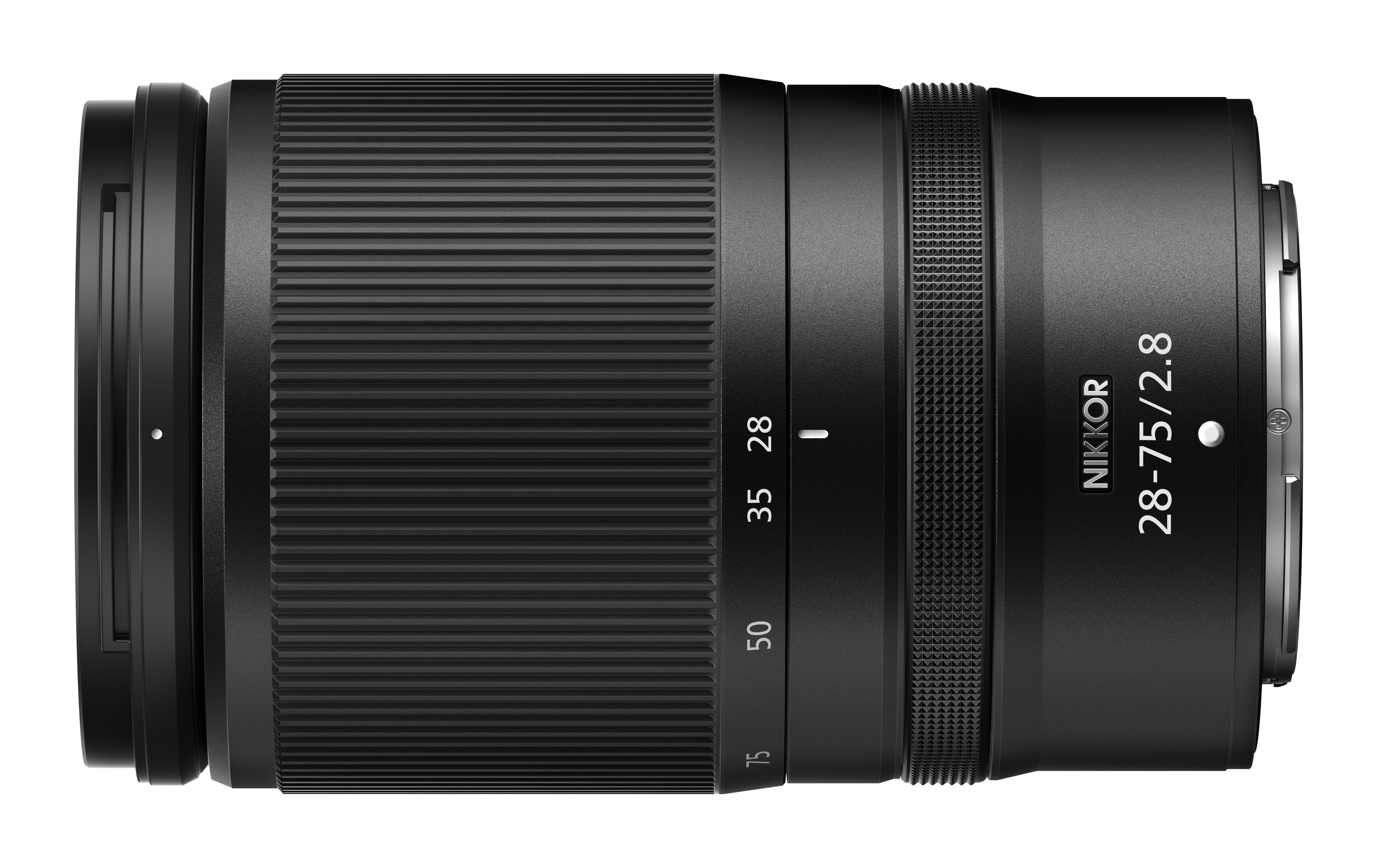 Schwarzes Kameraobjektiv mit Markierungen: 28-75/2.8. Nikon Objektiv. Weißer Hintergrund.