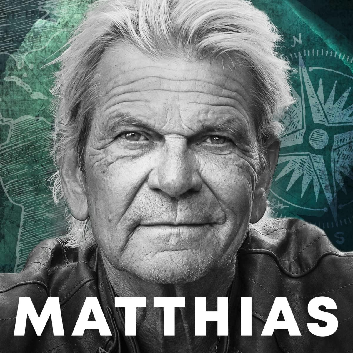 Schwarz-Weiß-Porträt eines älteren Mannes mit grauem Haar, der den Betrachter direkt ansieht. Name 'Matthias'.