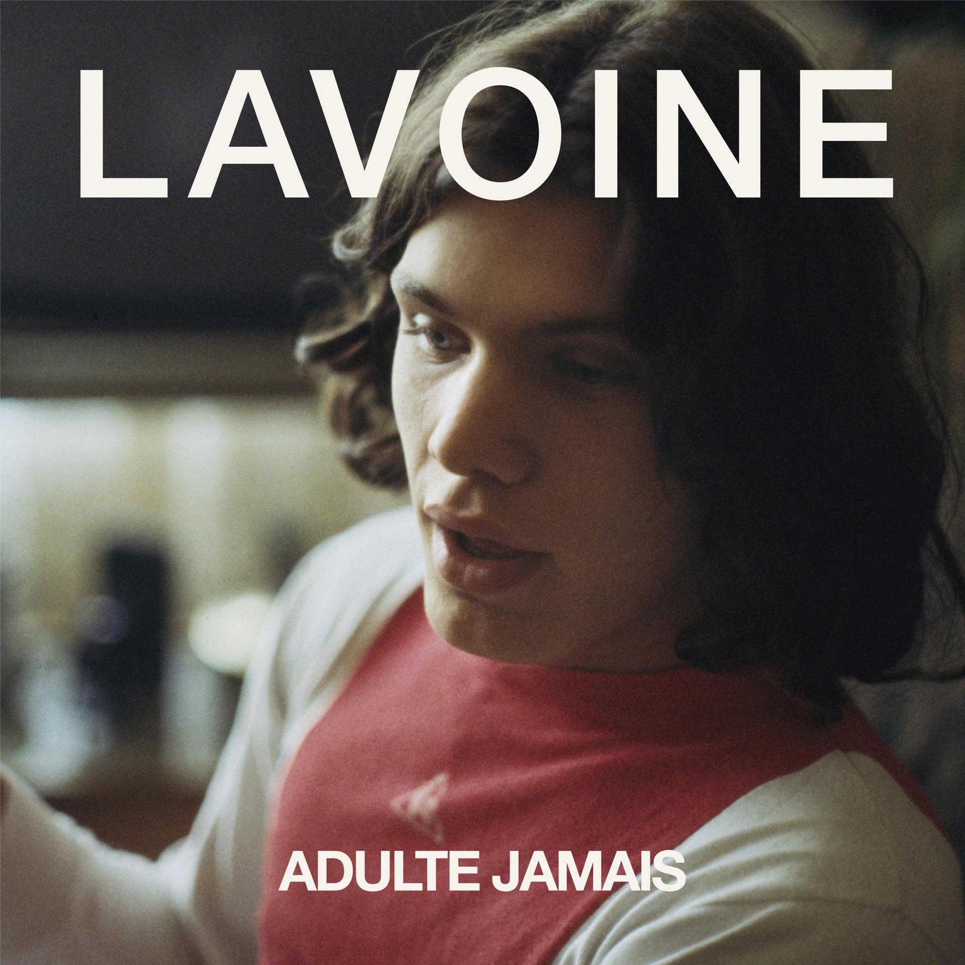 Albumcover: Man met kort haar, rood-wit shirt, titel 'LAVOINE'.