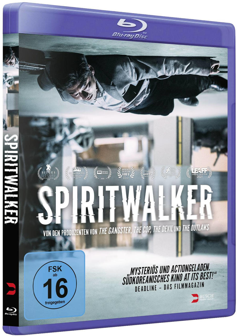 Blu-ray Disc-Cover für 'Spiritwalker'. Ein Mann fällt. Der Hintergrund ist eine industrielle Umgebung.