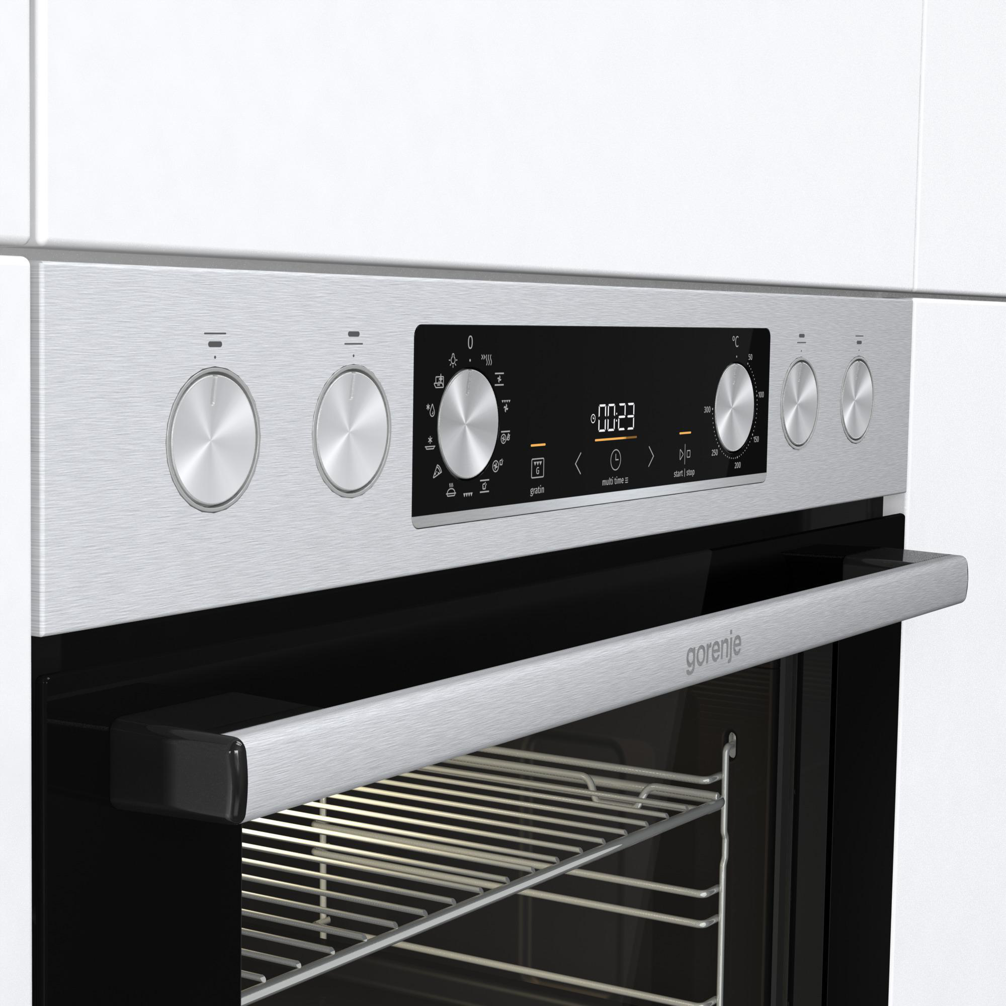 Ein Backofen-Bedienfeld. Silberfarben mit Drehreglern und digitaler Anzeige mit Zeit- und Temperatureinstellungen.