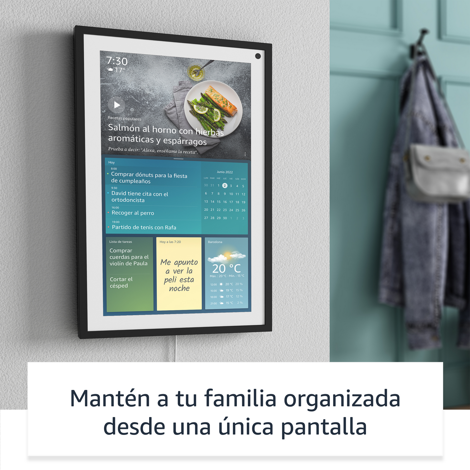 Una pantalla inteligente en una pared que muestra un calendario, el clima y noticias, con un perchero en el fondo.