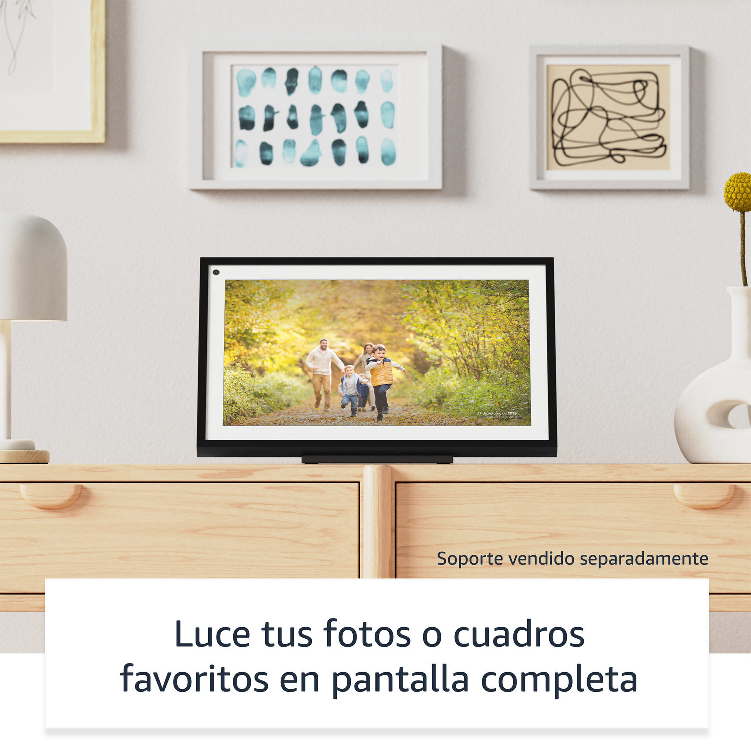 Marco de fotos digital que muestra una imagen de una familia en un bosque. Armario de madera debajo.
