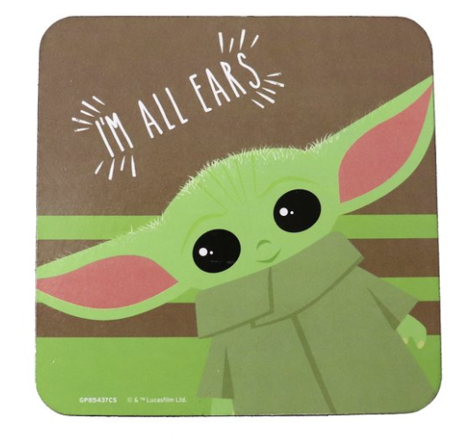 Grogu aus Star Wars auf einem Untersetzer, mit Text: „Ich bin ganz Ohr“.