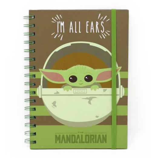 Ein Notizbuch mit einem Grogu-Bild. Der Text 'I'M ALL EARS' und 'THE MANDALORIAN' sind vorhanden.