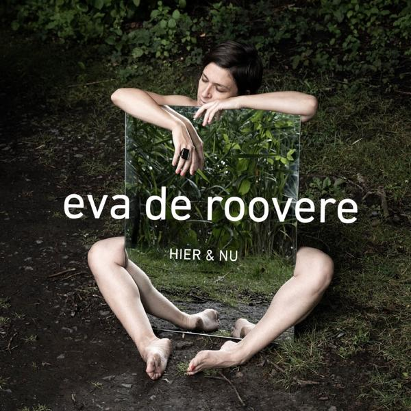 Albumcover: Zittende vrouw, houdt spiegel vast, benen weerspiegeld, omgeven door gras.