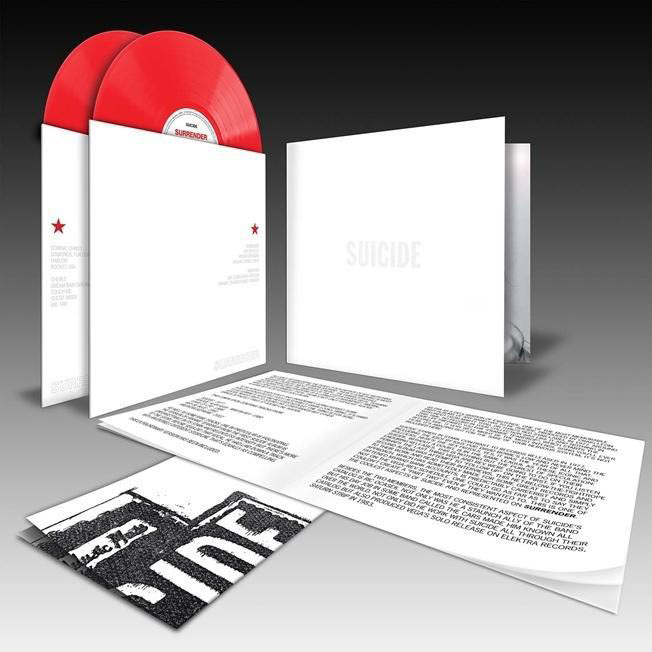 Albumcover eines roten Vinyl-Schallplatten-Sets mit weißen Hüllen und Text.