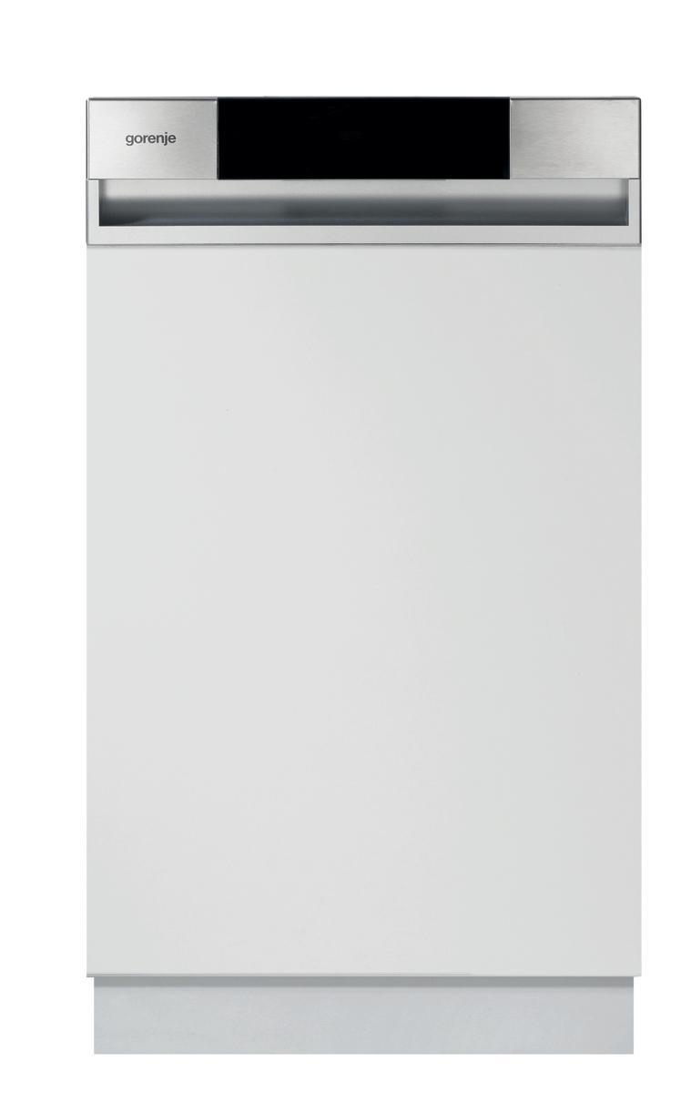 Ein weißer Gorenje Geschirrspüler. Er hat oben eine Edelstahlleiste mit dem Markennamen.