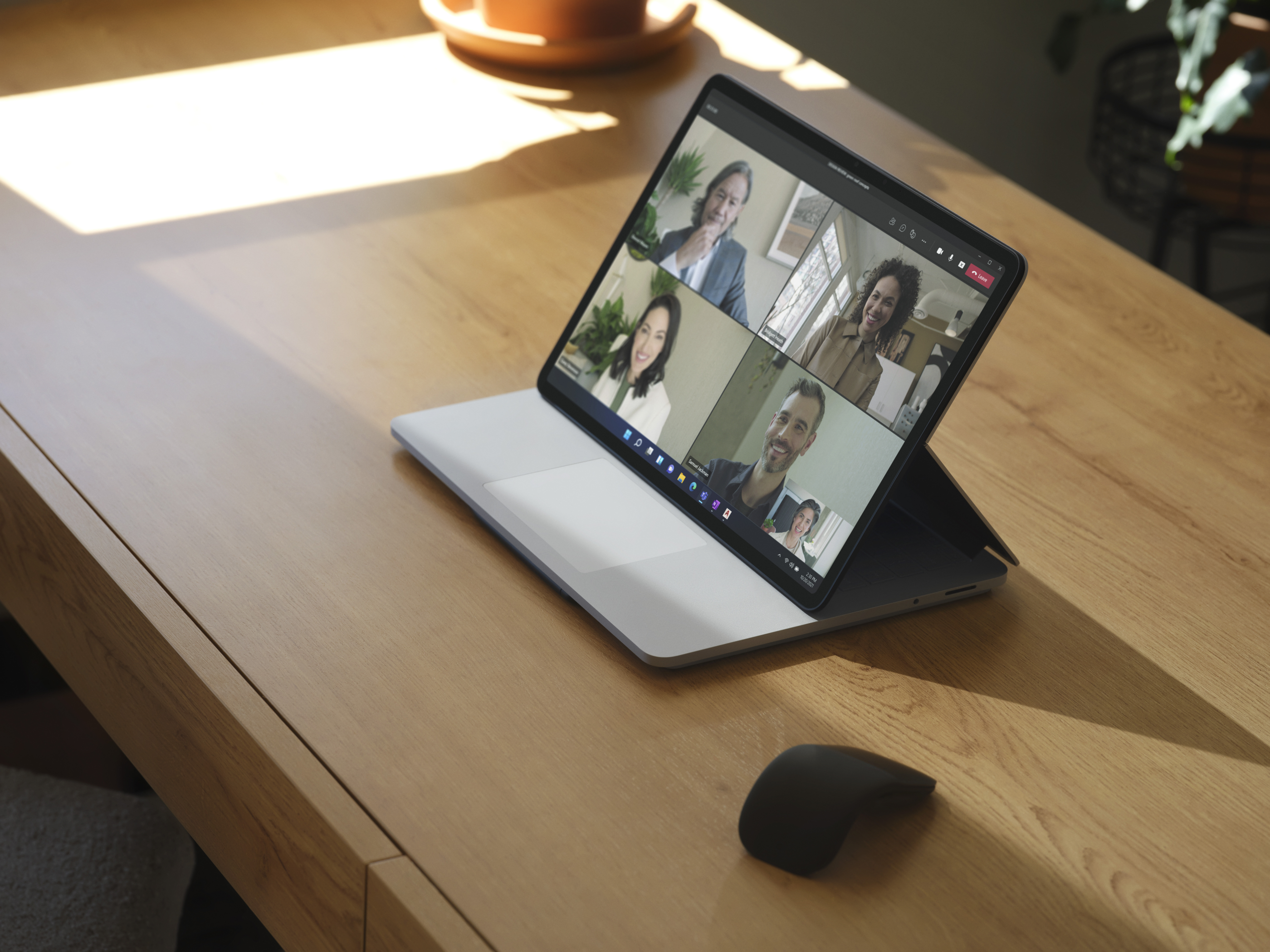 MICROSOFT Surface Laptop Studio - Convertible 2 in 1 Laptop (14.4 ", 2 TB SSD, Platin)