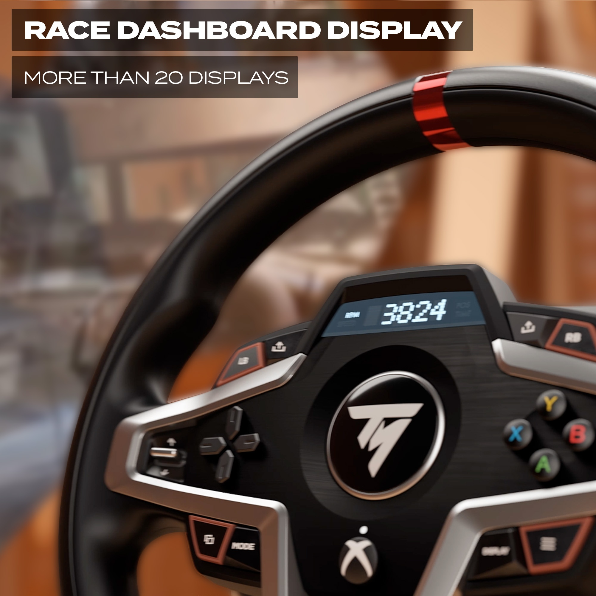 Primo piano di un volante da corsa con display, che mostra vari controlli e letture.