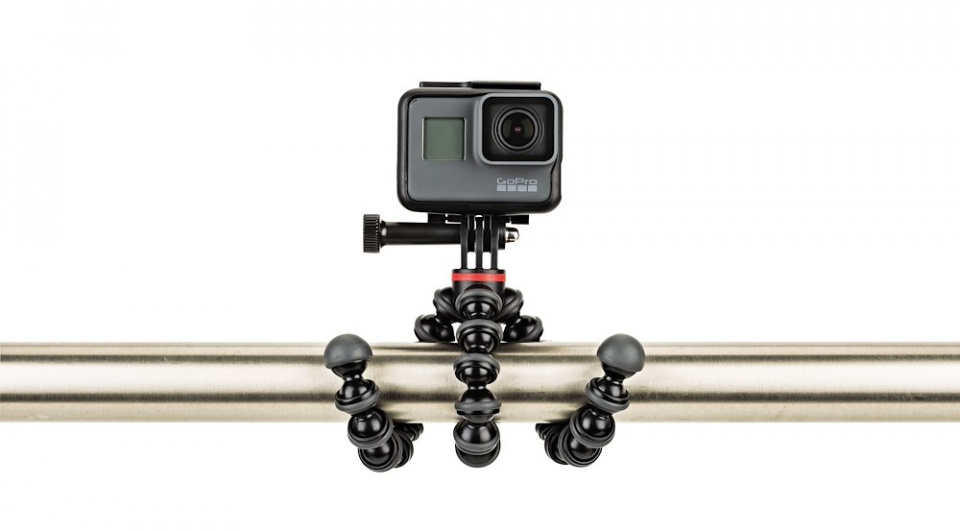 GoPro kamera rugalmas állványon, fehér háttérrel és fém rúddal.