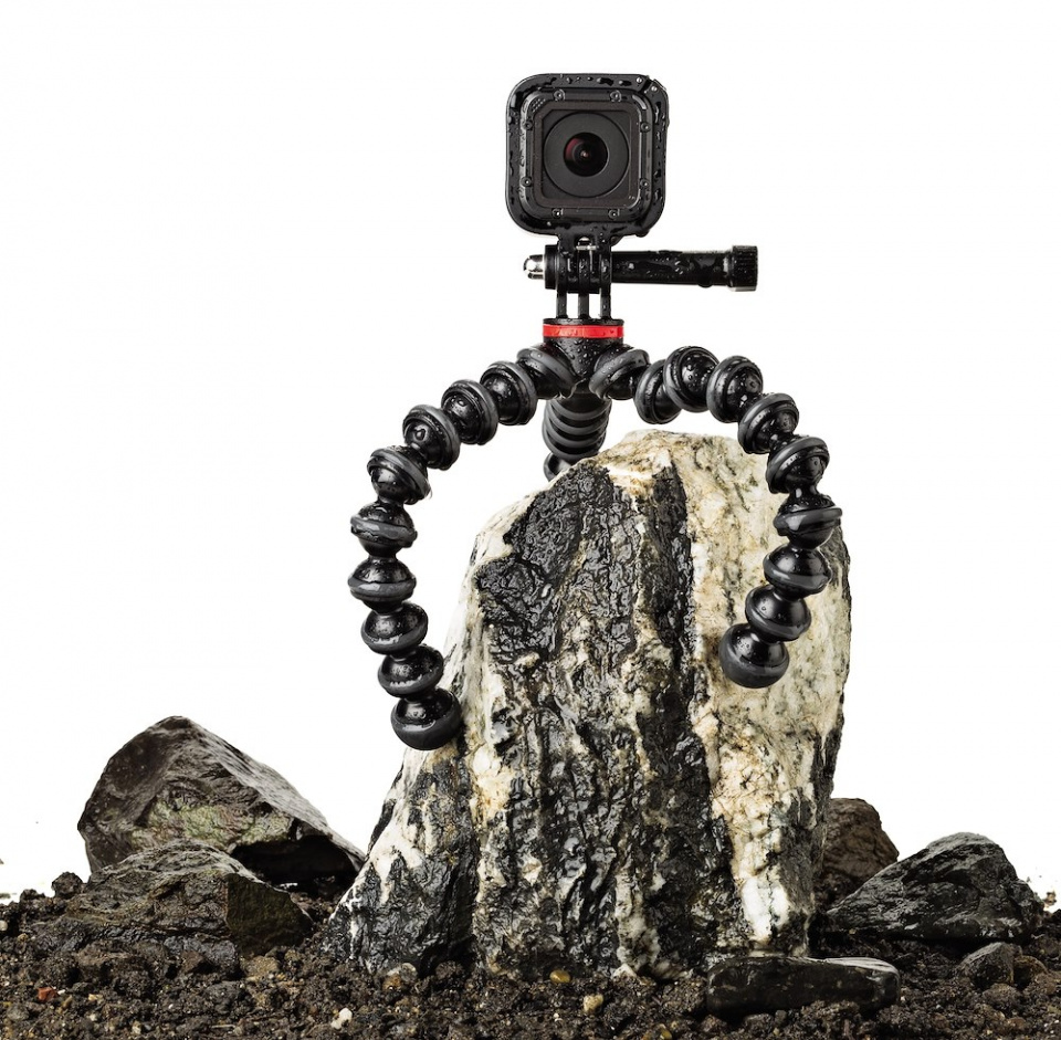 GoPro kamera egy rugalmas állványon egy sziklán. Sziklák és föld az előtérben.
