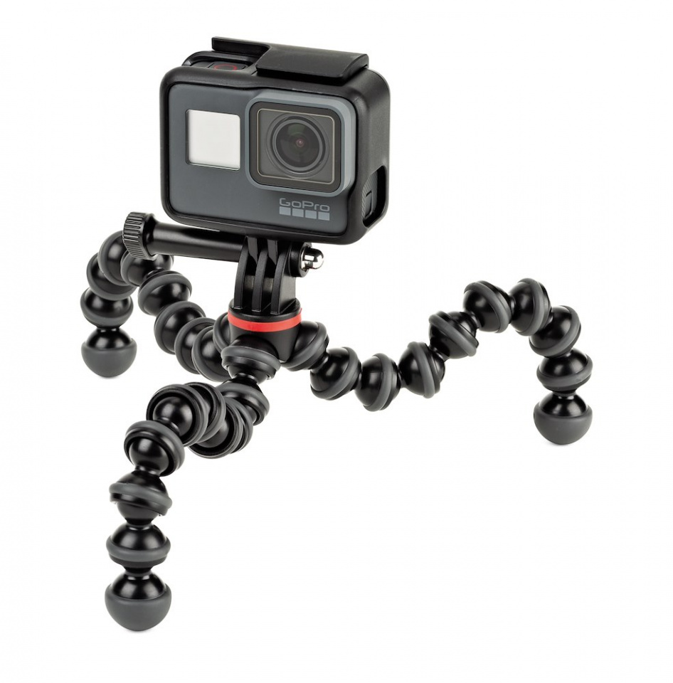 Egy fekete GoPro kamera egy rugalmas állványon. Az állvány fekete és piros részletekkel rendelkezik.
