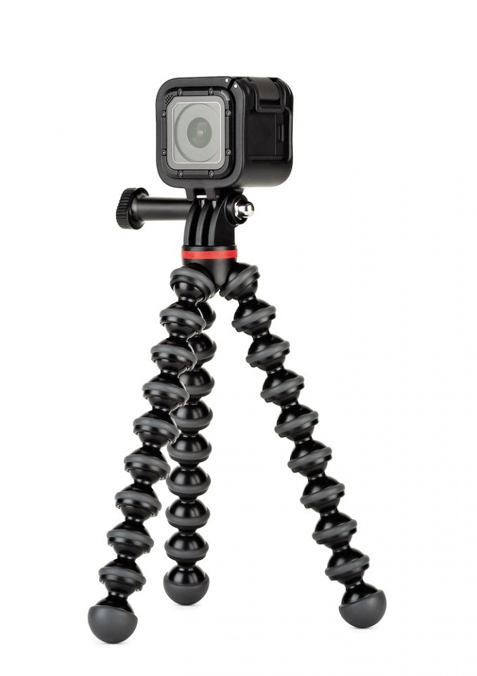 Egy fekete GoPro kamera egy rugalmas, fekete állványra szerelve, piros díszítéssel.